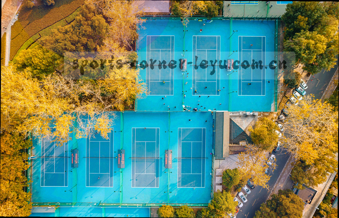 黄昏时分的城市街边篮球场，铁丝网与远处楼群，暖色调画面略带颗粒感